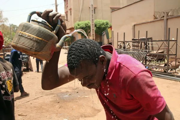 No Respite for Laborers and Street Vendors as Deadly Heat Wave in Mali Exacerbates Challenges